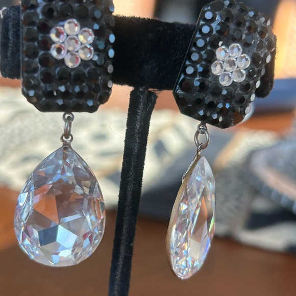 VINTAGE XL CLEAR  TEAR DROP  CRYSTAL SWAROFSKI /BLACK CRYSTAL FLOWER- - Picture 11 of 15